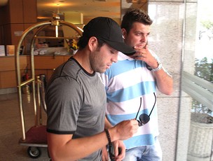 Rojas do Botafogo deixando o hotel (Foto: André Casado / Globoesporte.com)