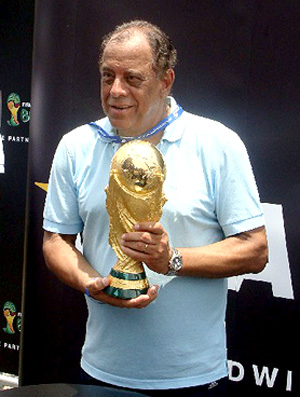 Soccerex - Carlos Alberto Torres com a taça da Copa do Mundo (Foto: Marcio Iannacca / Globoesporte.com)