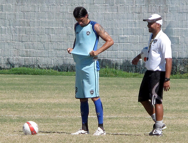 Loco Abreu treino Botafogo (Foto: Thales Soares / Globoesporte.com)