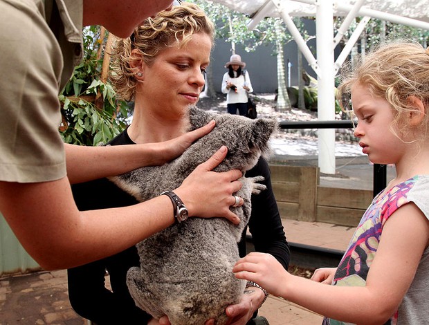 Kim Clijsters com koala na Austrália (Foto: AFP)