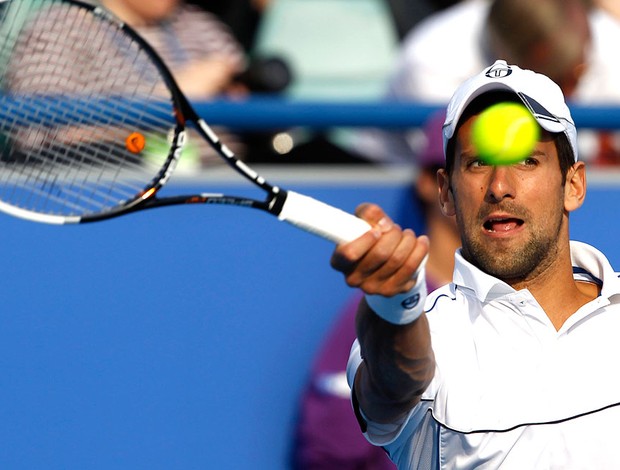 Novak Djokovic na partida contra Federer em Abu Dahbi (Foto: Reuters)