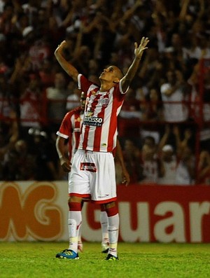 Derley, do Náutico, comemora gol contra o Barueri (Foto: Antônio Carneiro)