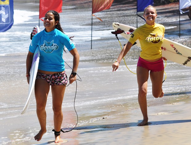 marina e bruna nas ondas de itacaré esporte espetacular (Foto: João Cotta/Divulgação)