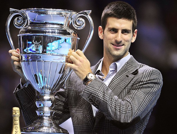 Djokovic com a taça de número 1 da ATP (Foto: AFP)