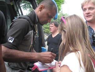 Jefferson do Botafogo dá autógrafo na entrada do ônibus (Foto: Thales Soares / Globoesporte.com)