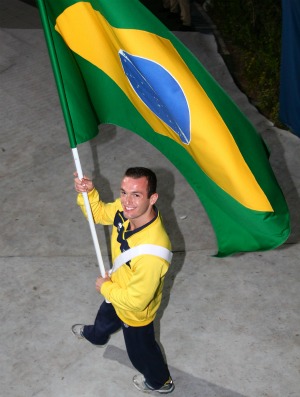 Pan encerramento Diego Hypolito com a bandeira (Foto: Luiz Pires/Vipcomm/Divulgação)