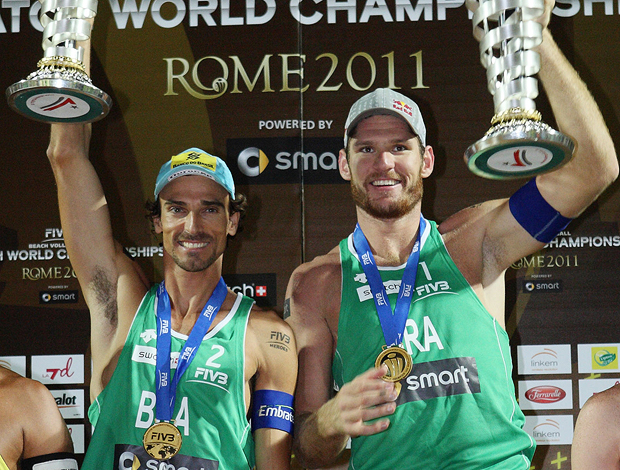 Alison e Emanuel vibram com título em Roma (Foto: divulgação / FIVB)