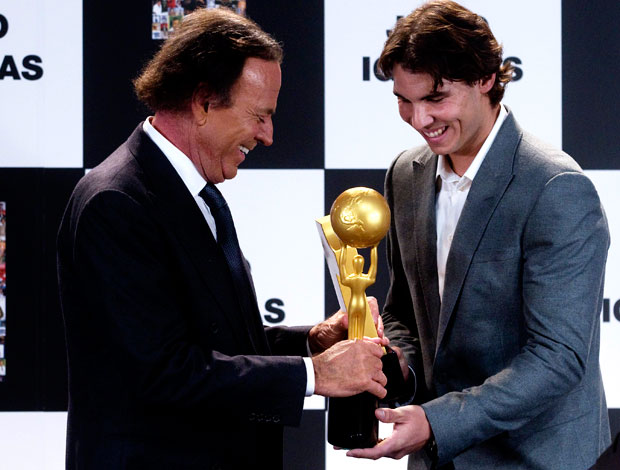 julio iglesias recebe troféu rafael nadal (Foto: Agência Reuters)