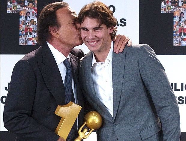 julio iglesias recebe troféu rafael nadal (Foto: Agência Reuters)