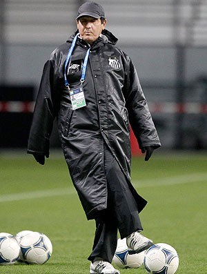 Muricy Ramalho no treino do Santos no Japão (Foto: AP)