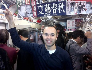 Iniesta no metrô no Japão (Foto: Reprodução / Facebook)