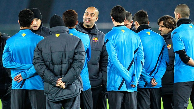 Pep Guardiola no treino do Barcelona no Japão (Foto: AP)