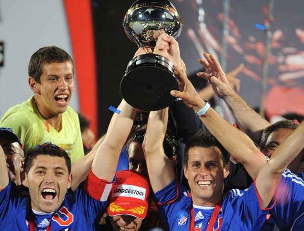 Universidad de Chile com taça de campeão da Sul-Americana (Foto: AFP)