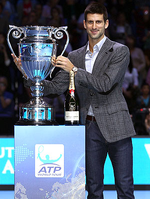 Novak Djokovic tênis troféu Londres número 1 (Foto: Getty Images)