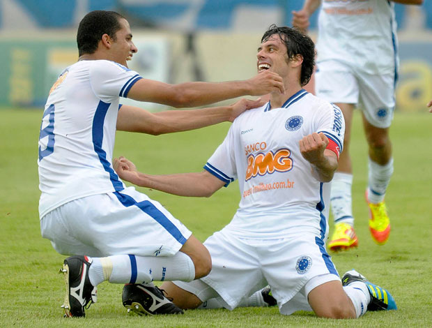 Fabricio comemora gol do Cruzeiro sobre o Atlético-MG (Foto: Douglas Magno/Agência Estado)