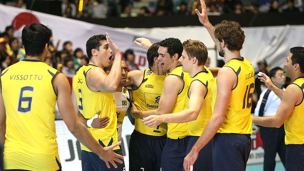 jogadores do Brasil comemoram vitória sobre o Japão na Copa do Mundo de vôlei (Foto: Divulgação / FIVB)