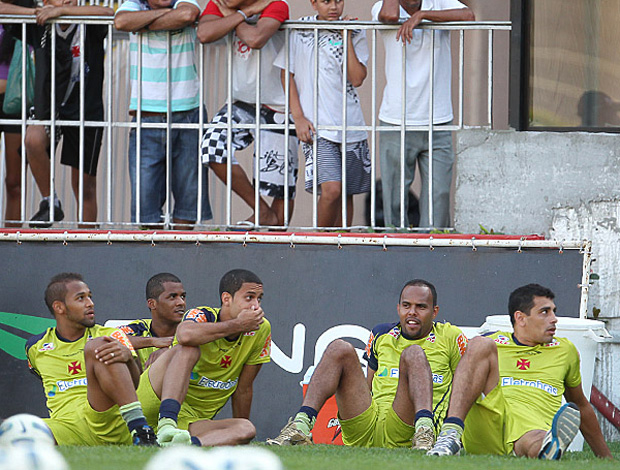 Jogadores descansam no treino do Vasco (Foto: Marcelo Sadio/Vasco.com.br)