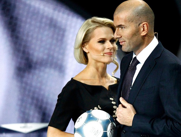 Zidane no sorteio da Euro 2012 (Foto: Reuters)