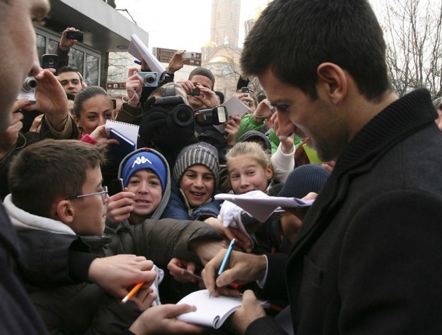 tênis Novak Djokovic em premiação na Bósnia (Foto: Reuters)