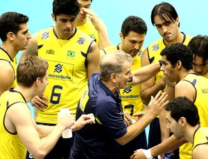 Bernardinho conversa com a Seleção de vôlei (Foto: Divulgação / FIVB)