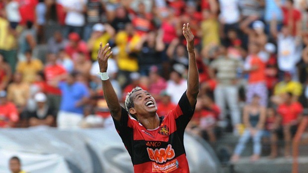 Marcelinho Paraíba comemora o primeiro gol do Sport contra o Paraná (Foto: Antônio Carneiro)