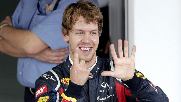 Vettel comemora o melhor tempo para o GP do Brasil (Foto: EFE)