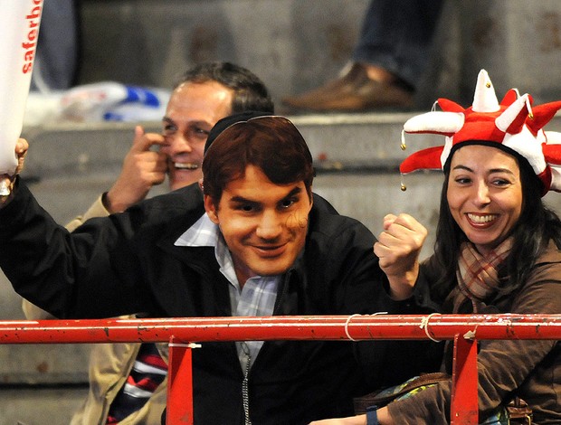 torcedor máscara federer jogo exibição irmãs williams colômbia  (Foto: Agência EFE)