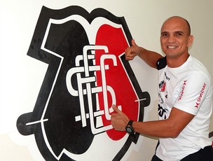 Sandro, auxiliar-técnico do Santa Cruz (Foto: Bruno Marinho / GloboEsporte.com)