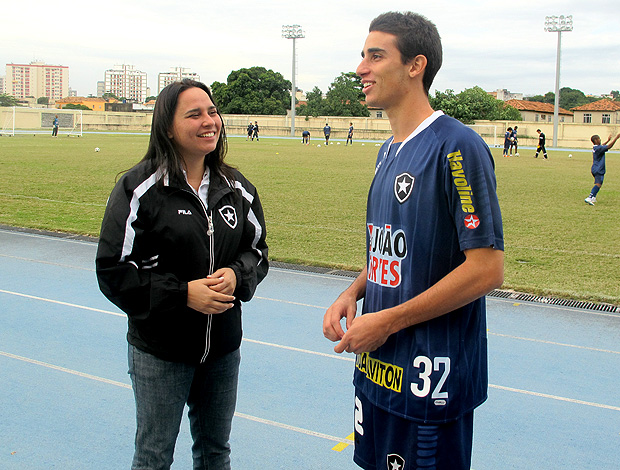 Maira psicologa com Thiago Galhardo botafogo (Foto: Thiago Fernandes / Globoesporte.com)