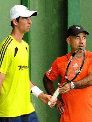 Thomaz Bellucci e Larri Passos no treino de tênis (Foto: Divulgação)