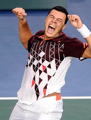 Tsonga comemora vitória na semifinal em Paris (Foto: AFP)