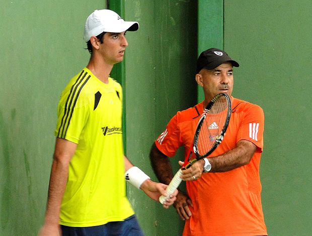 Thomaz Bellucci e Larri Passos no treino de tênis (Foto: Divulgação)