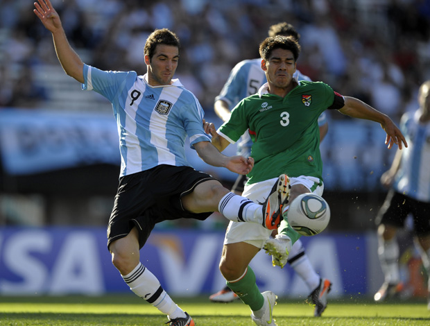 Gonzalo Higuain e Luis Gutierrez, Argentina x Bolivia (Foto: AFP)