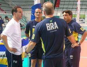 Maurício Paes conversa com treinadores da seleção masculina vôlei (Foto: Divulgação / CBV)