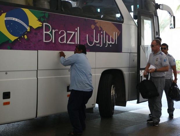 Mano Menezes na chegada da Seleção a Doha (Foto: Mowa Press)