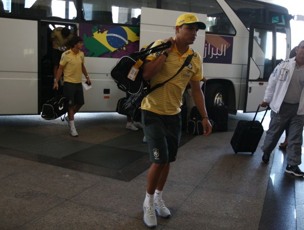 Thiago Silva na chegada da Seleção a Doha (Foto: Mowa Press)