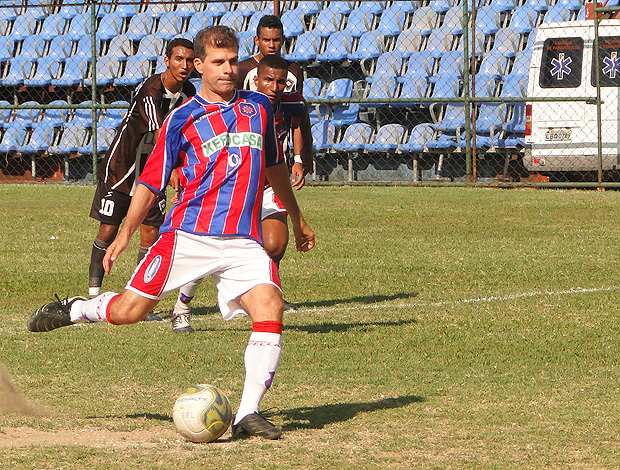 Túlio Maravilha, em cobrança de pênalti, abriu o marcador para o Bonsucesso (Foto: Fabio Menezes - ASCOM BFC - Divulgação)