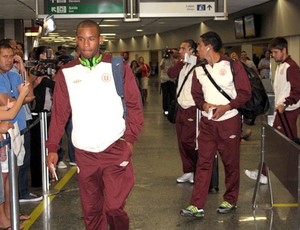 Jogadores no desembarque do Univesitário (Foto: Fábio Leme / Globoesporte.com)