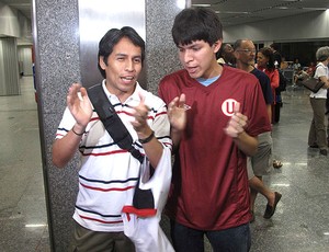 torcedores do Universitário no desembarque  (Foto: Fábio Leme / Globoesporte.com)