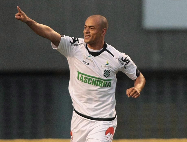 Julio Cesar comemora gol do Figueirense sobre o Botafogo (Foto: Bruno Gonzalez/Agência O Globo)