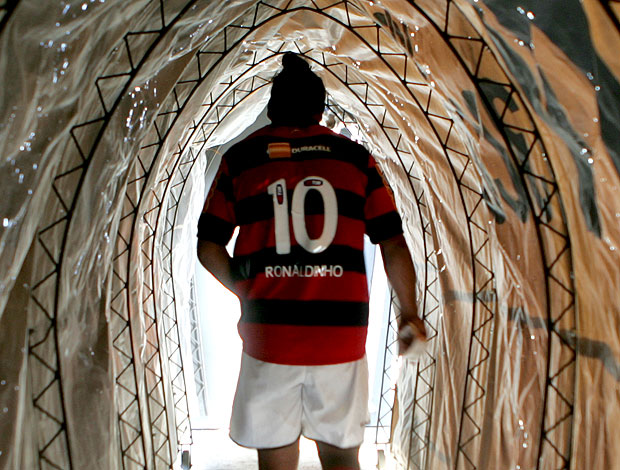 Ronaldinho Gaúcho no túnel de vestiário  (Foto: Wesley Santos / Ag. Estado)