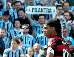 Ronaldinho no jogo do Flamengo contra o Grêmio (Foto: Ag. Estado)