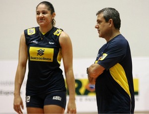 Natália e José Roberto Guimarães volei (Foto: Divulgação / CBV)