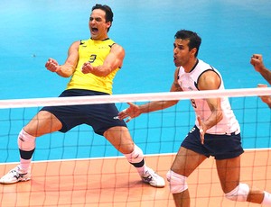 Lipe comemora ponto do Brasil no vôlei contra Cuba (Foto: Luiz Pires / VIPCOMM)