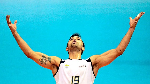 Mario Junior comemora ouro do Brasil no vôlei (Foto: AP)