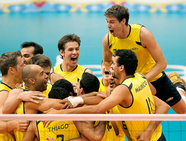 Brasil comemora ouro no vôlei do Pan (Foto: AP)