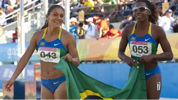 Comemoração dos atletas brasileiras no revezamento 4x100m no Pan de Guadalajara (Foto: Martin Bernetti/AFP)