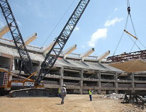 Maracanã: retirada a última placa da antiga cobertura (Foto: Divulgação / EMOP)