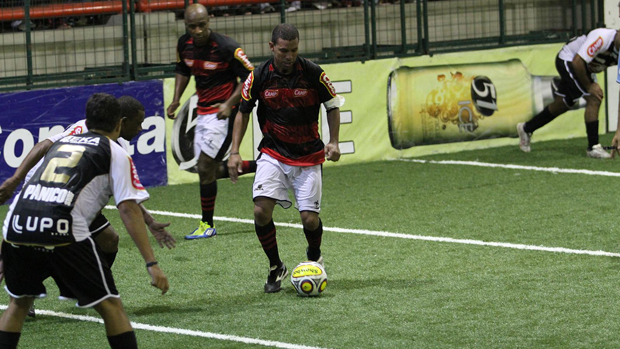 Flamengo, de Djalminha, vence o Corinthians pelo Rio-São Paulo de showbol (Foto: Divulgação/Ricardo Cassiano)