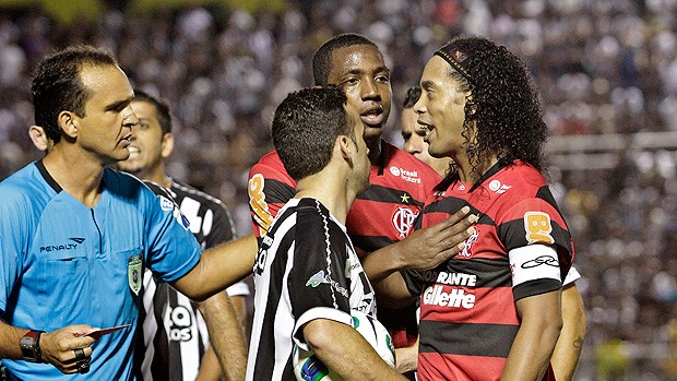 juiz André Luiz de Freitas Castro expulsa ronaldinho gaúcho flamengo  (Foto: jarbas Oliveira / Agência Estado)